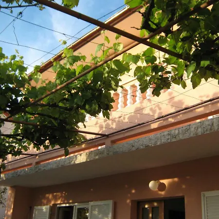 Πανσιόν Lidija *